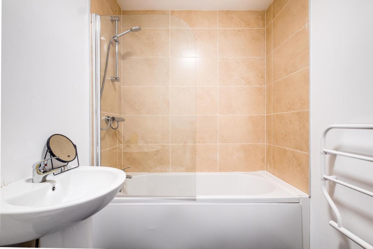 Bradford City Centre Apartments: Extended Stay with Self Check-In Room photo